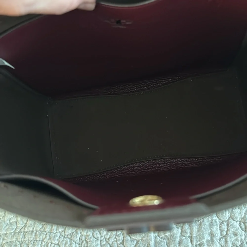 TORY BURCH McGraw Bucket Bag and matching McGraw Bi-Fold Wallet, burgundy/maroon - Picture 4 of 10